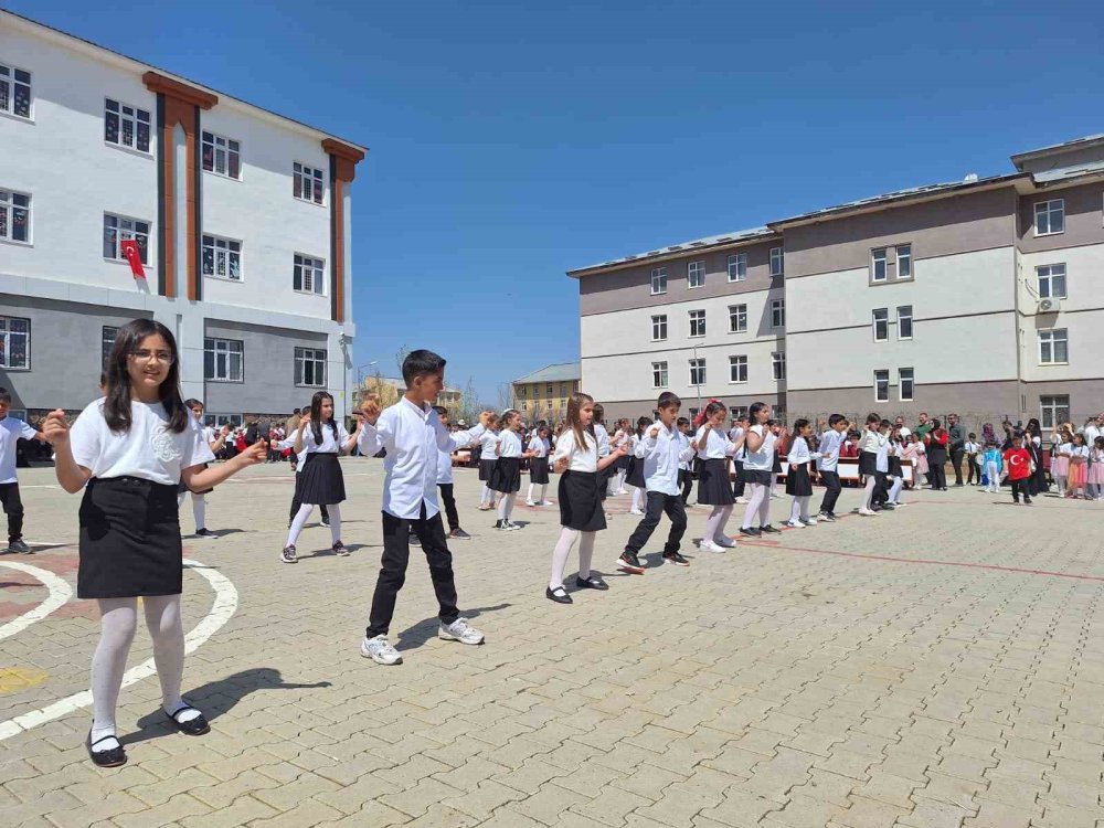 Muş'ta miniklerden 23 Nisan gösterisi