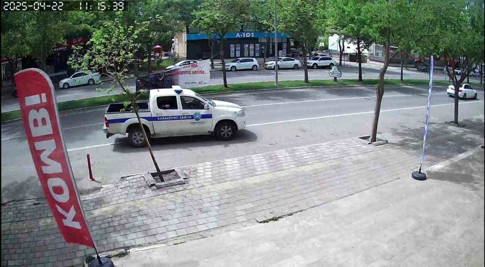 Urfa'da zabıta, Sırrı Süreyya Önder pankartını söktü