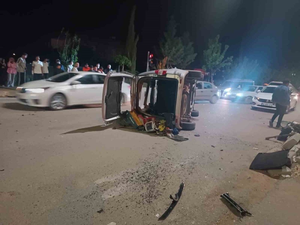 Adıyaman’da iki hafif ticari araç çarpıştı: 4 kişi yaralandı