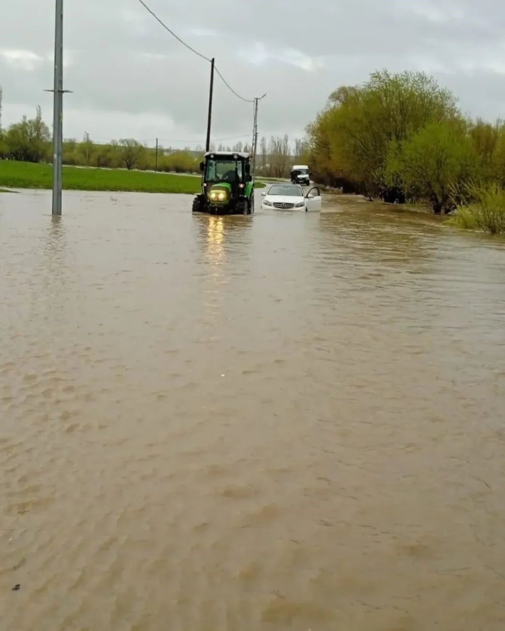 Ağrı'nın Tutak ilçesinde yağmur köy yolunu göle çevirdi