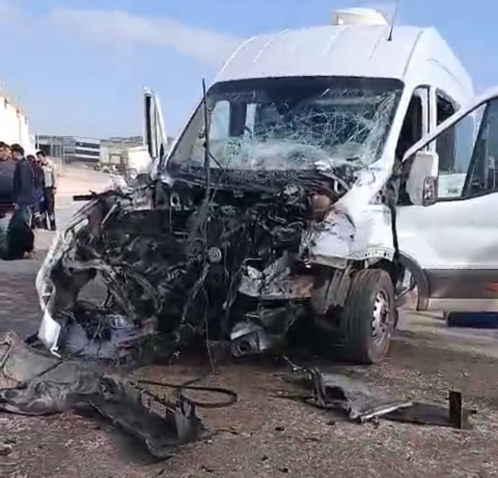 Antep’te işçi servisi ile tır çarpıştı: 9 yaralı