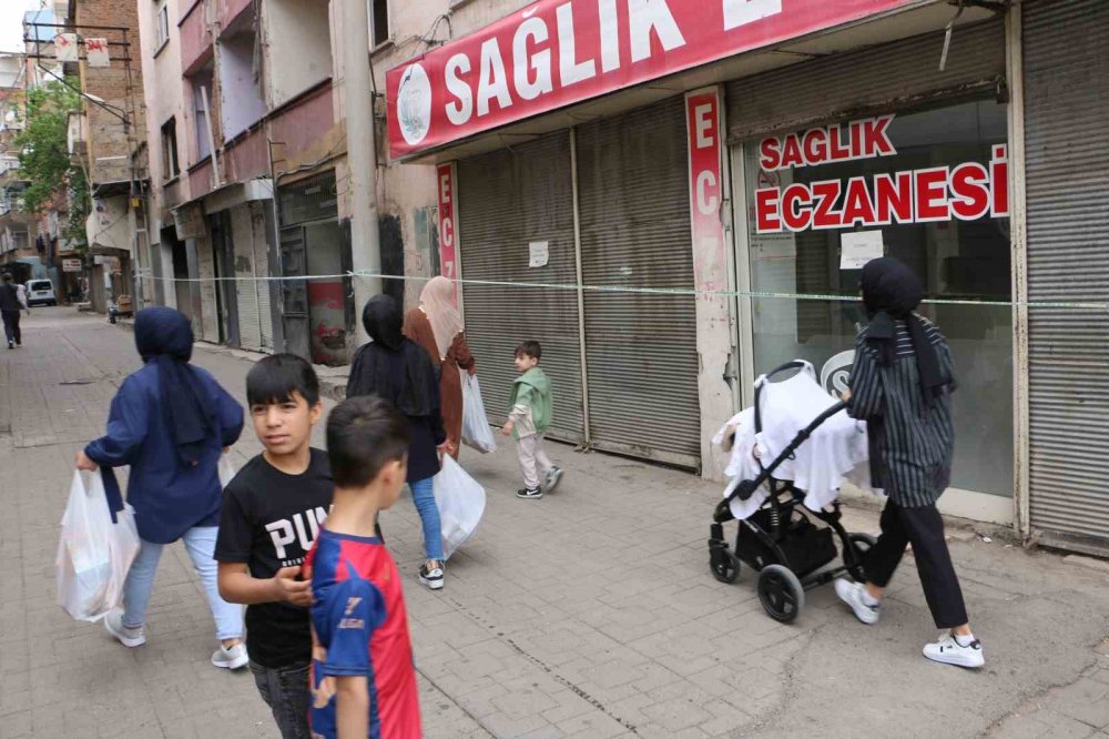 Diyarbakır’daki ağır hasarlı bina tehlike saçıyor