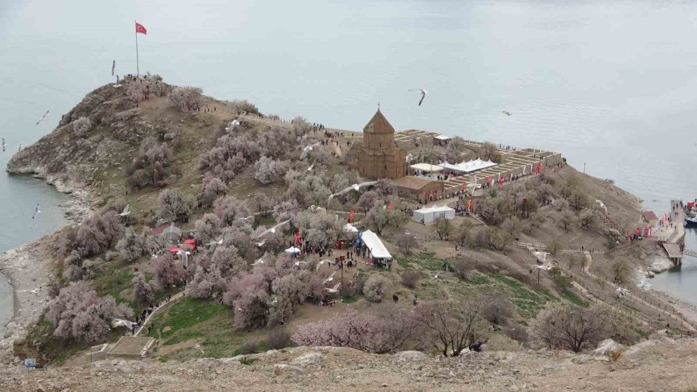 Galatasaray bayrağıyla Akdamar Adası’nda poz verdi