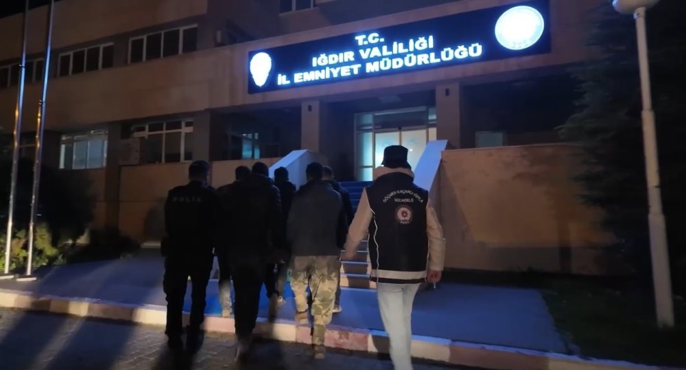 Iğdır'da patates çuvallarının altından kaçak göçmenler çıktı