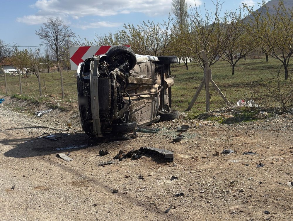 Malatya'da kontrolden çıkan araç, toprak yığınına çaparak savruldu