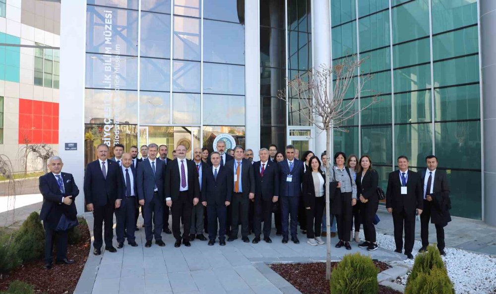 Rektör Hacımüftüoğlu, Türkiye ilaç endüstrisinin öncü isimleriyle buluştu