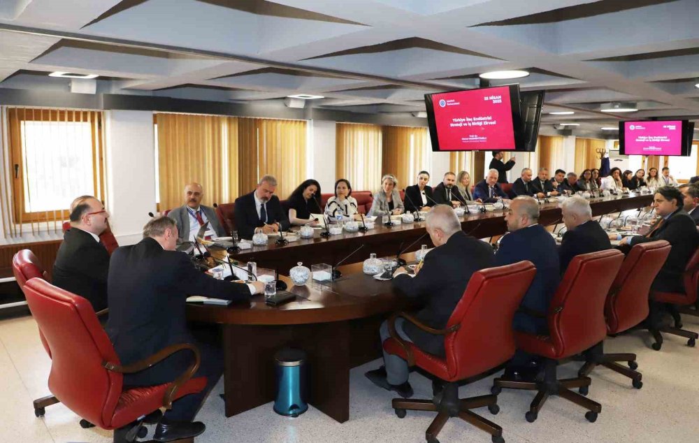 Rektör Hacımüftüoğlu, Türkiye ilaç endüstrisinin öncü isimleriyle buluştu