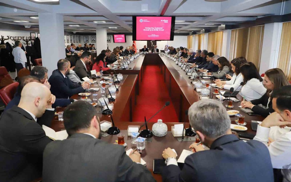 Rektör Hacımüftüoğlu, Türkiye ilaç endüstrisinin öncü isimleriyle buluştu