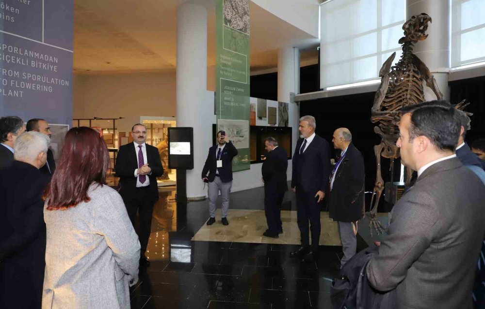 Rektör Hacımüftüoğlu, Türkiye ilaç endüstrisinin öncü isimleriyle buluştu