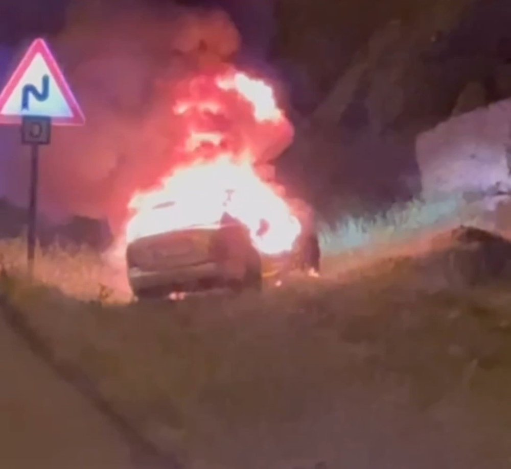 Siirt’te seyir halindeki otomobil alev aldı