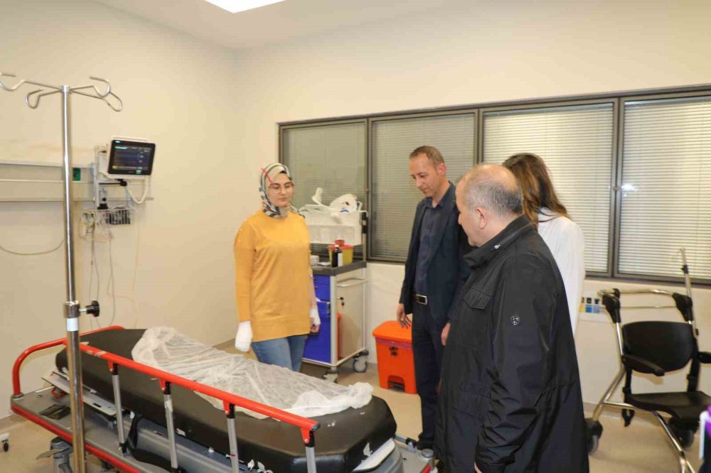 Elazığ Valisi Hatipoğlu midibüsün devrildiği kazada yaralıları ziyaret etti