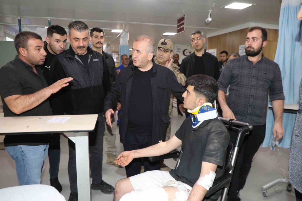 Elazığ Valisi Hatipoğlu midibüsün devrildiği kazada yaralıları ziyaret etti