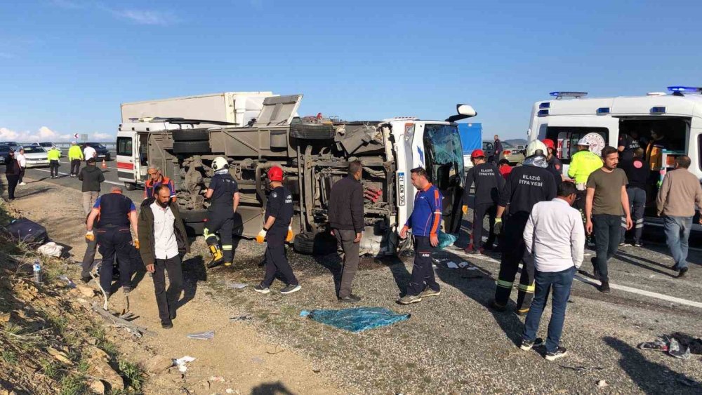 Elazığ’da yolcu midibüsü yan yattı: 25 yaralı