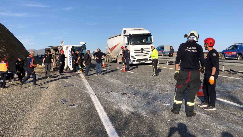 Elazığ’da yolcu midibüsü yan yattı: 25 yaralı
