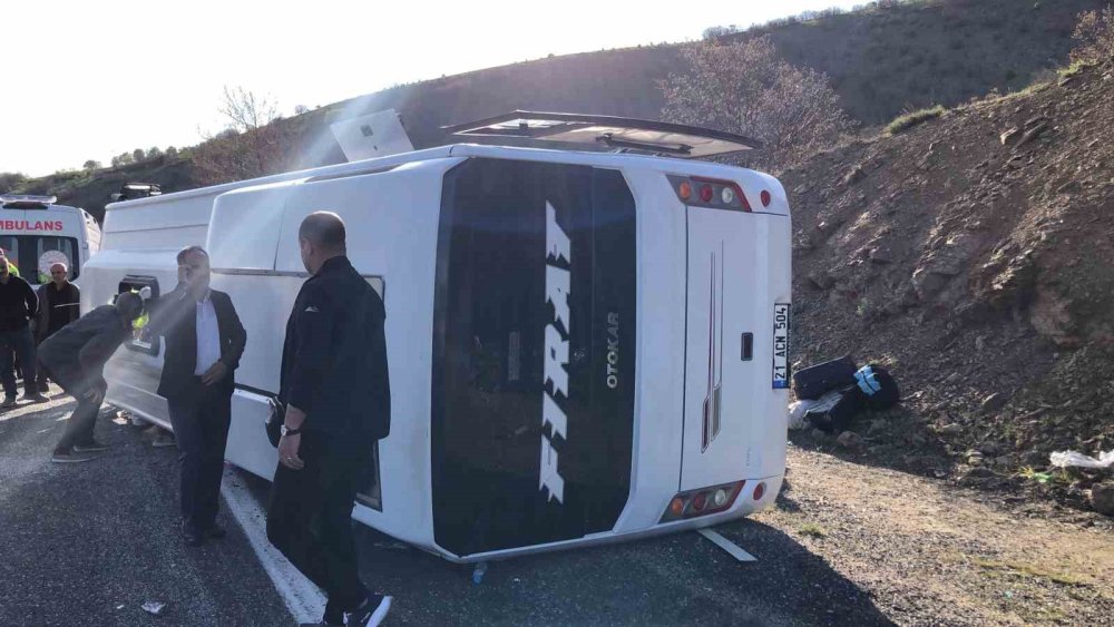 Elazığ’da yolcu midibüsü yan yattı: 25 yaralı