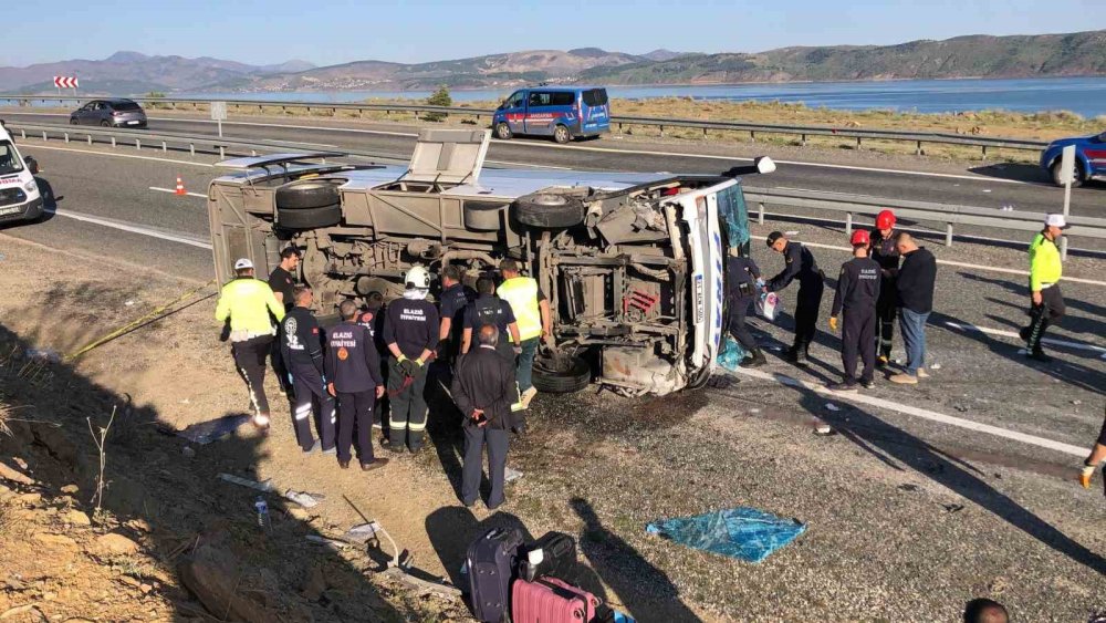 Elazığ’da yolcu midibüsü yan yattı: 25 yaralı
