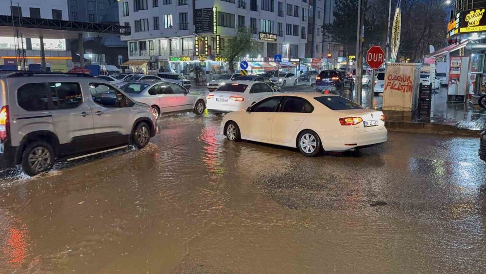 Tatvan’da sağanak taşkınlara yol açtı