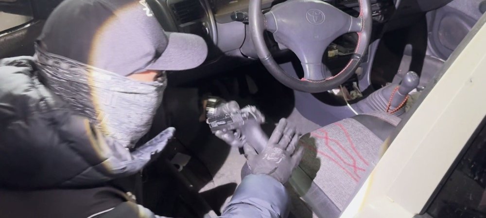 Bitlis’te köpeklerin altına gizlenmiş uyuşturucu madde yakalandı