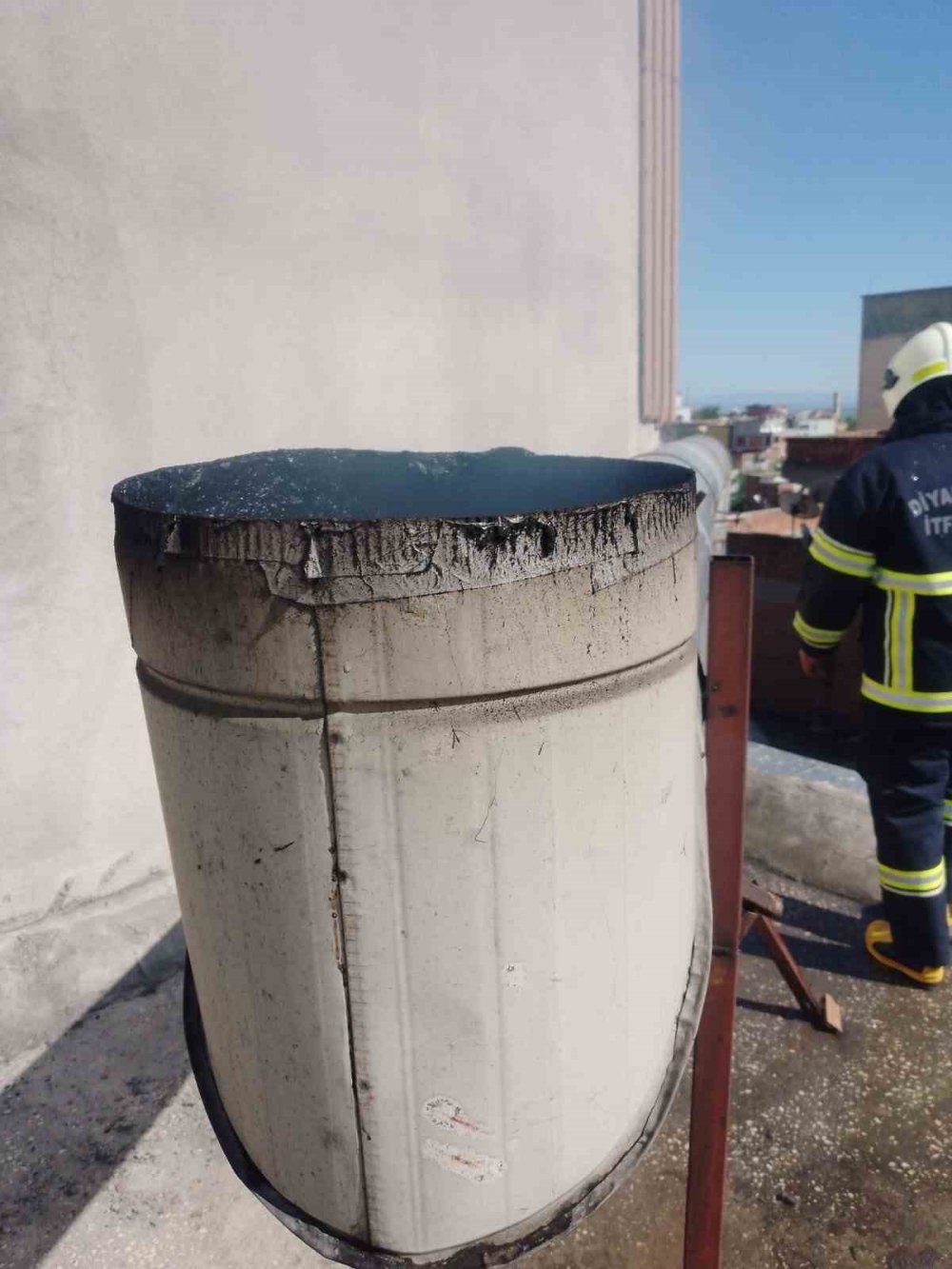 Diyarbakır’da fırının bacasından çıkan yoğun duman panik yarattı