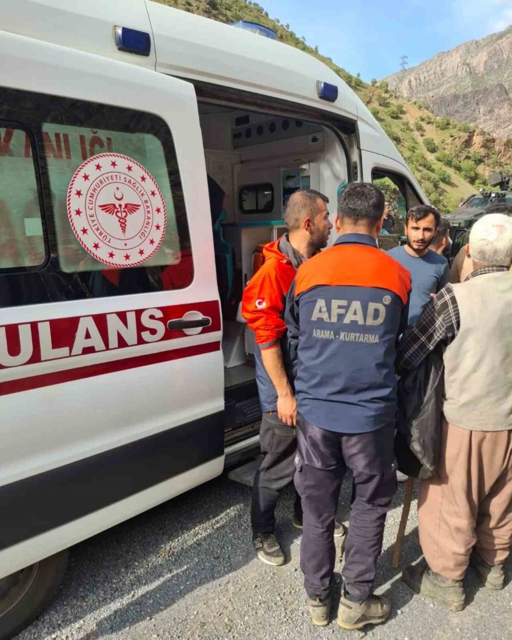 Hakkari’de pancar toplamaya çıktığı dağda mahsur kalan genç kurtarıldı