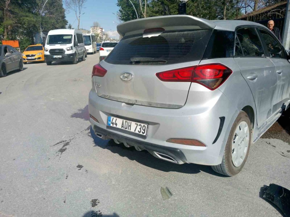 Malatya’da iki araç çarpıştı: 3 kişi yaralandı