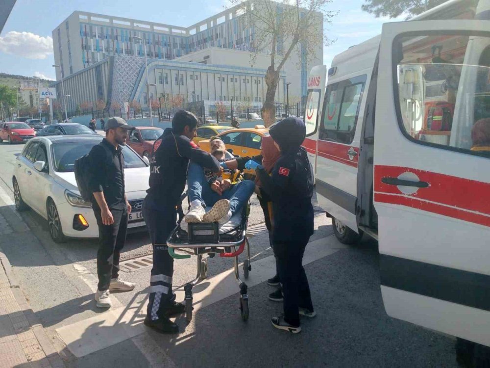 Malatya’da iki araç çarpıştı: 3 kişi yaralandı