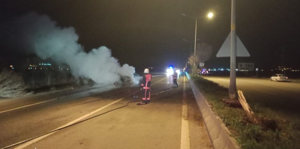 Van'da kaza yapan otomobil yanmaya başladı