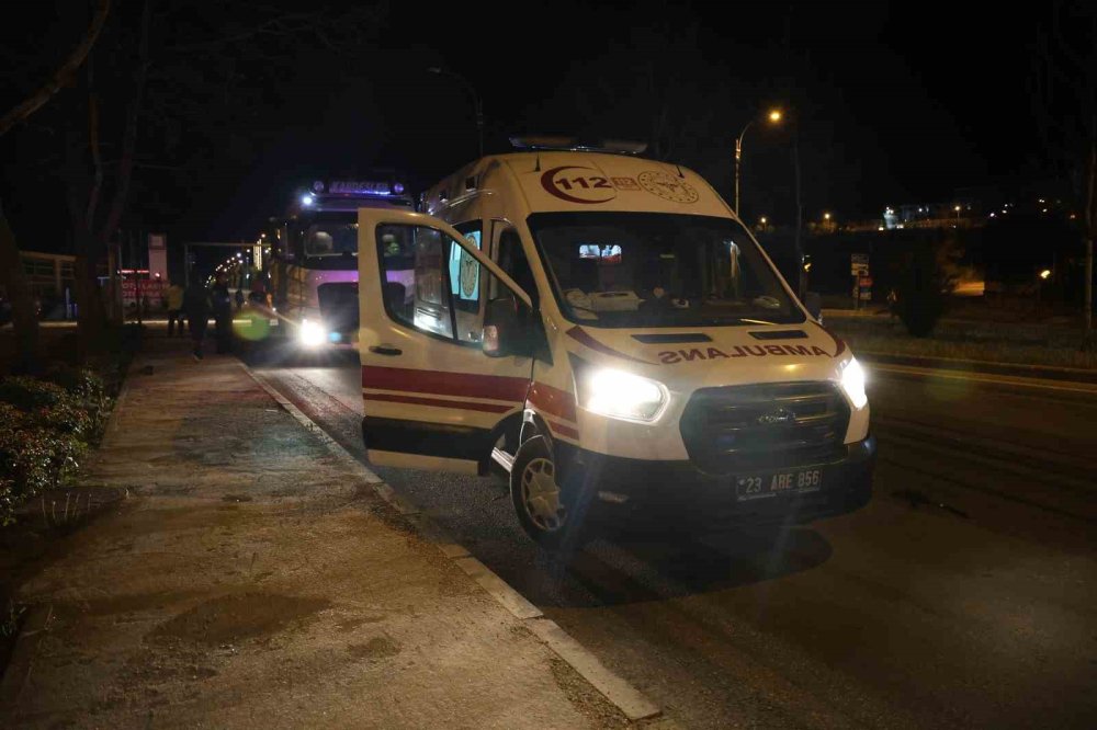 Elazığ’da tır ile otomobil çarpıştı: 4 kişi yaralandı