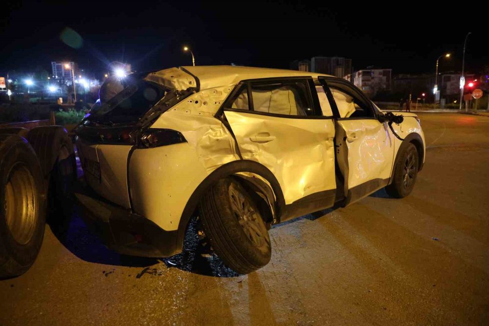 Elazığ’da tır ile otomobil çarpıştı: 4 kişi yaralandı