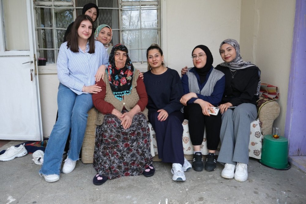 Erzincan'da üniversite öğrencilerinden yardıma muhtaç yaşlılara vefa örneği