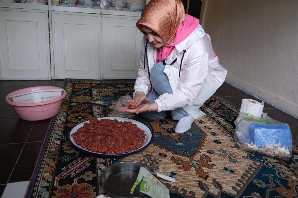 Erzincan'da üniversite öğrencilerinden yardıma muhtaç yaşlılara vefa örneği