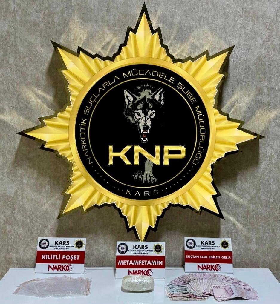 Kars’ta uyuşturucu taciri 2 şahıs tutuklandı
