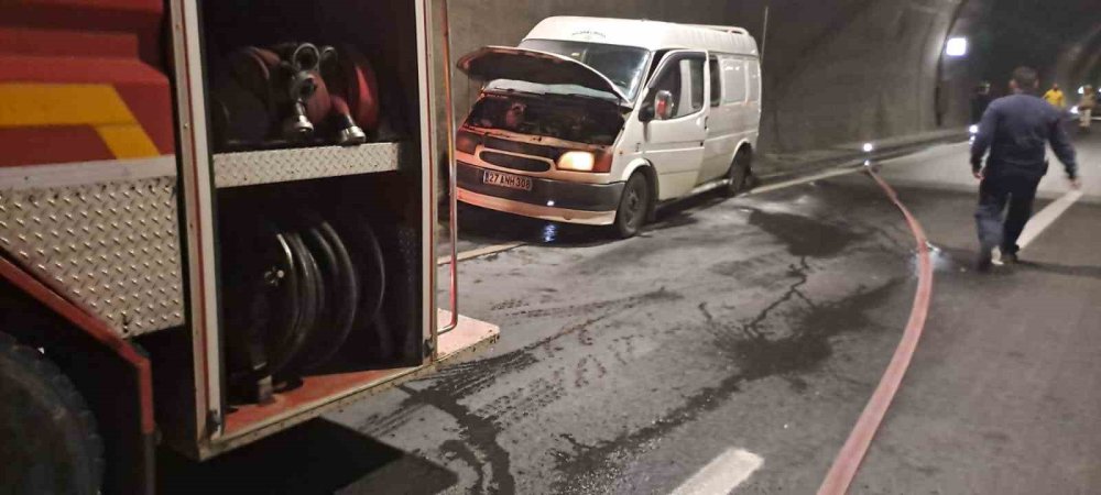 Malatya'da seyir halindeki minibüs alev aldı