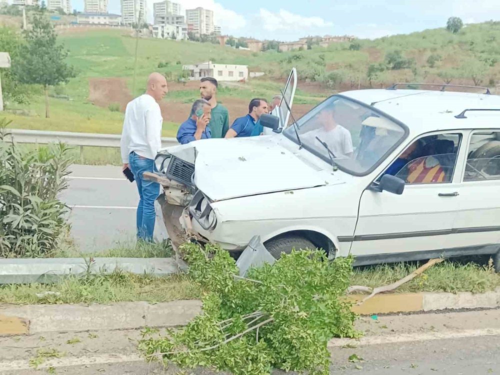 Siirt’te otomobil refüje çarptı: 1 kişi yaralandı