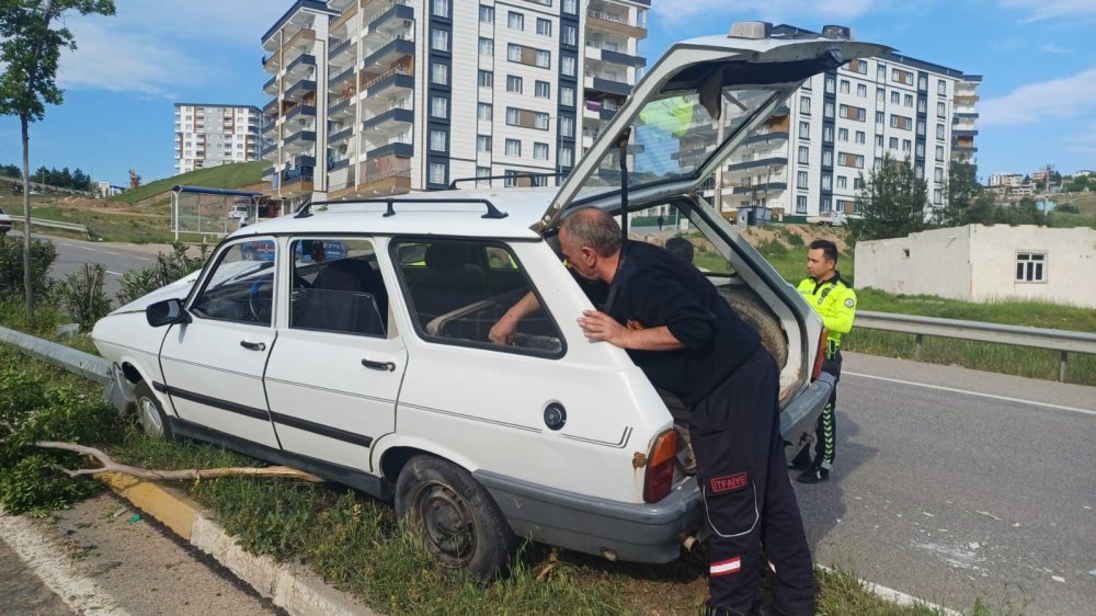 Siirt’te otomobil refüje çarptı: 1 kişi yaralandı