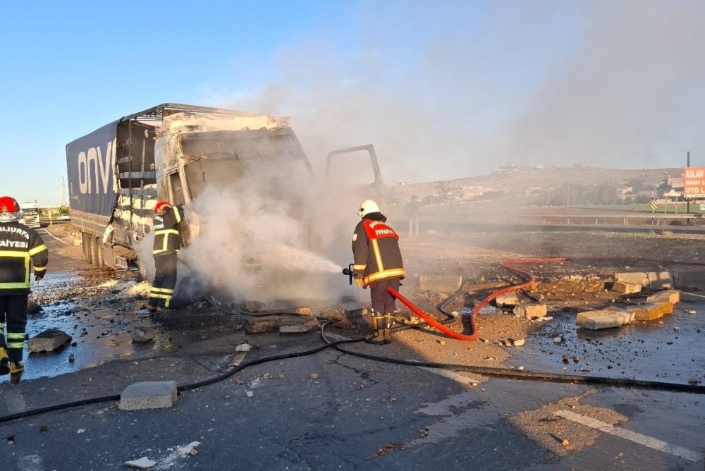 Urfa'da alev alan tır itfaiye tarafından söndürüldü
