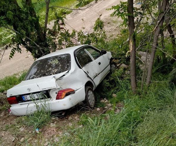 Adıyaman'da otomobil şarampole yuvarlandı