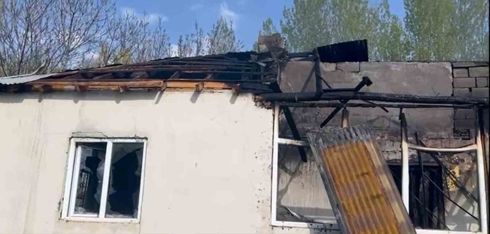 Hakkari’de çıkan ev yangınında aile son anda kurtuldu