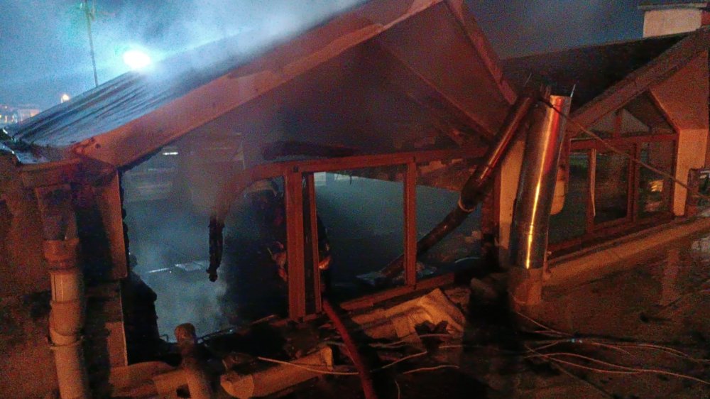 Malatya’da çatı yangını paniğe neden oldu
