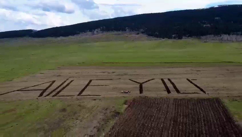 Ardahan'da bir çiftçi tarlasına traktörüyle "Aile Yılı" yazdı