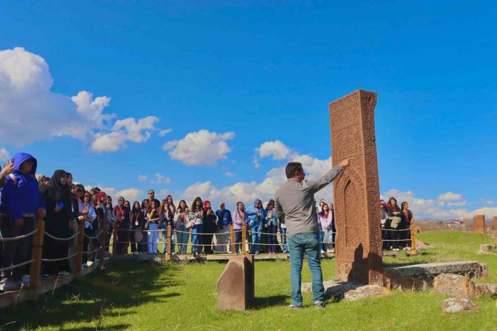 Bursa’dan gelen öğrenciler Ahlat’ın tarihi mekanlarını gezdi