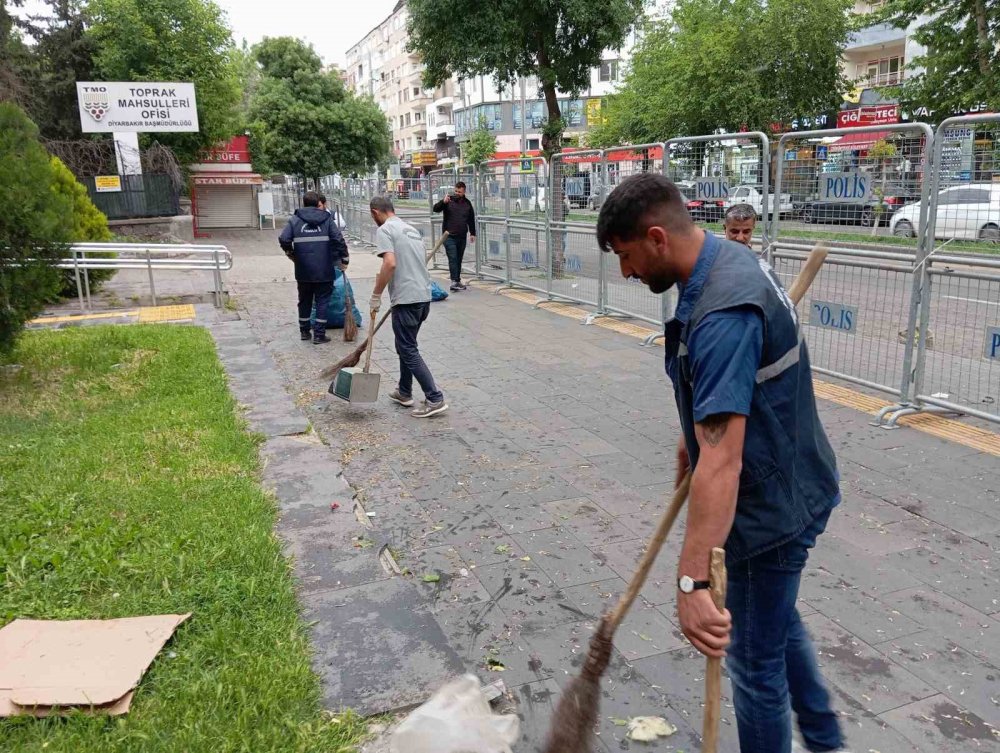 Diyarbakır’da rüzgar çatıları uçurdu