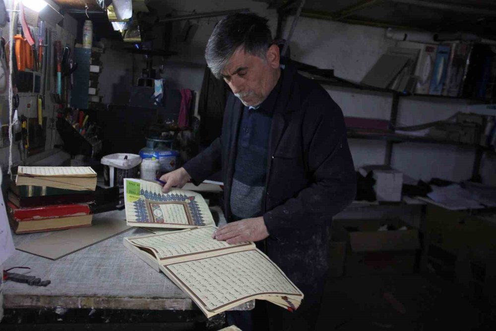 Erzincan'da aşınmış kitaplara 45 yıldır hayat veriyor