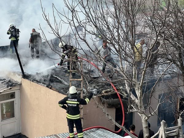 Erzurum’da korkutan çatı yangını kontrol altına alındı