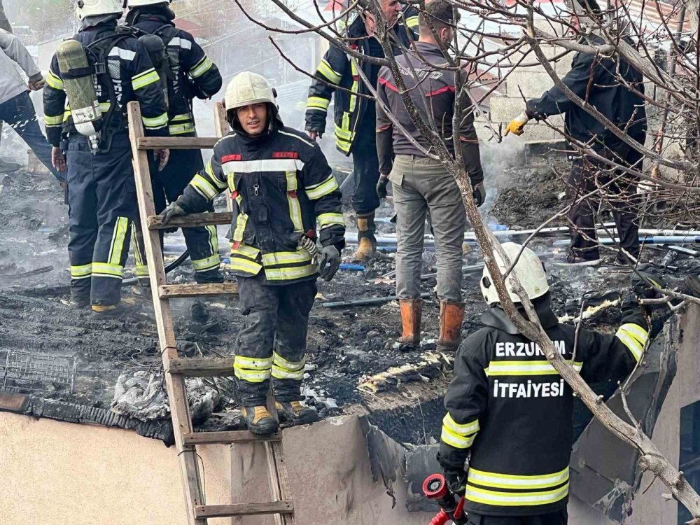 Erzurum’da korkutan çatı yangını kontrol altına alındı