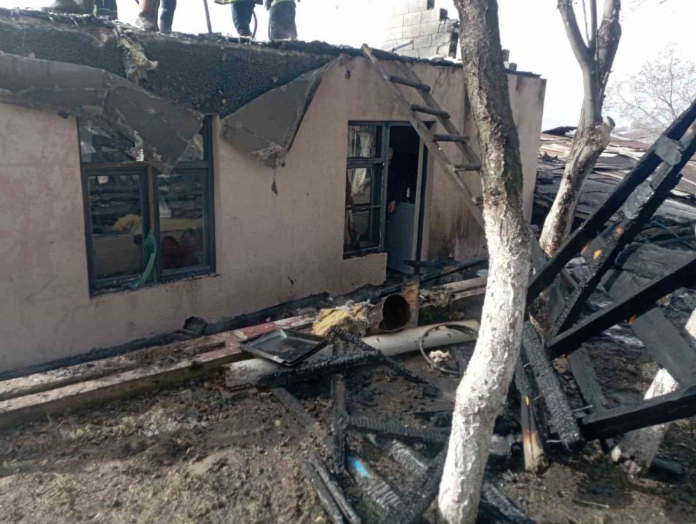 Erzurum’da korkutan çatı yangını kontrol altına alındı