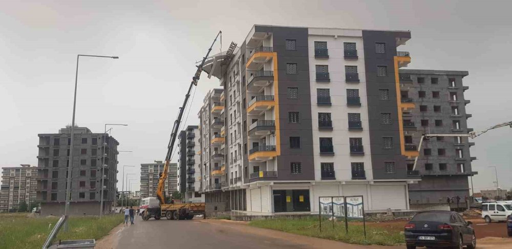 Fırtınada çatıdaki çelik koruma aşağı sarktı, facia ucuz atlatıldı