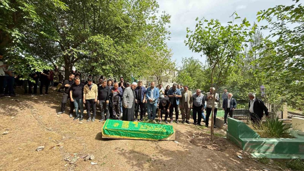 Gazeteci Özdal son yolculuğuna uğurlandı