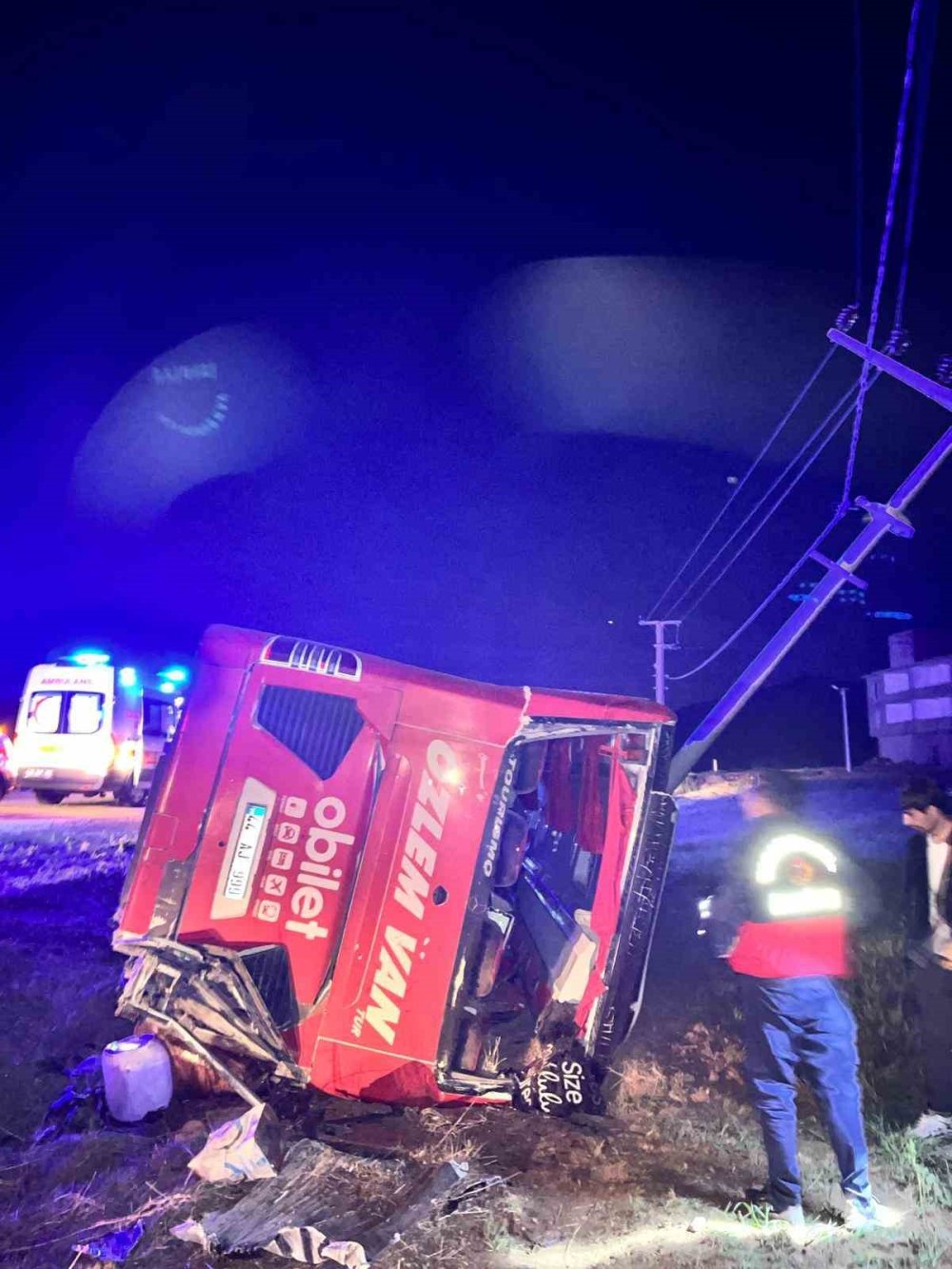 Gevaş'ta yolcu otobüsü kazası: 33 yaralı