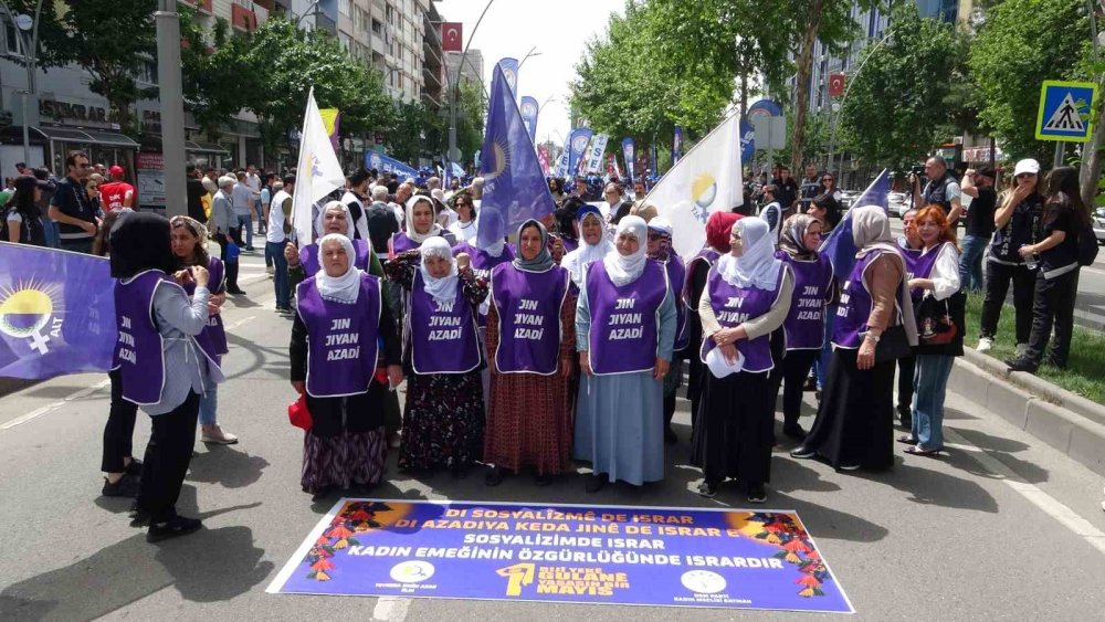 İnşaat işçileri 1 Mayıs kutlamalarını çalışarak izlediler